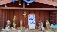 Iglesia en Massachusetts exhibe nacimiento sin el Niño Jesús y con un cartel de protesta: "ICE estuvo aquí"