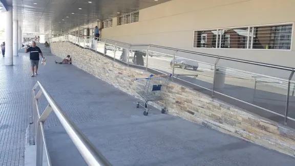 Quejas por restricciones y falta de accesibilidad en el shopping del Alto Neuquino a días de Navidad