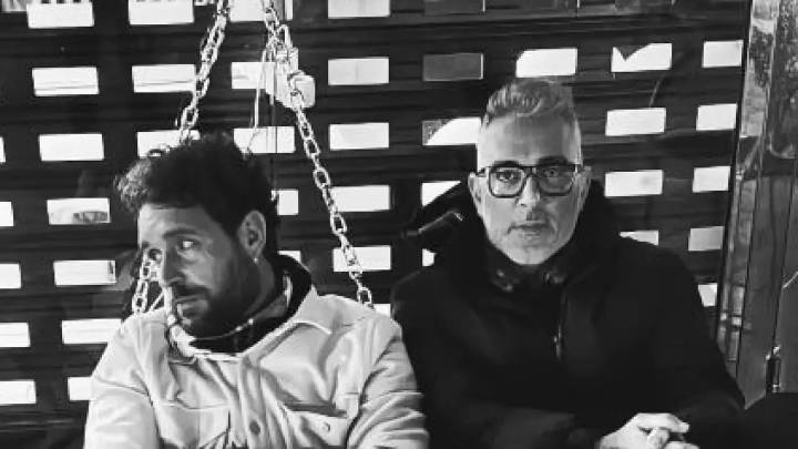 Kiko Hernández se encadena junto a su marido a su local clausurado: quieren matarlo