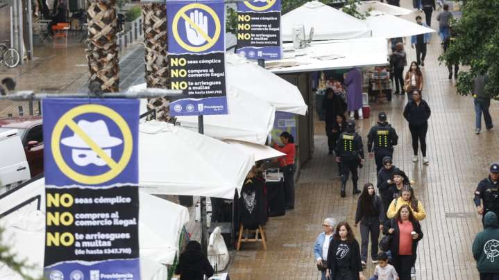 Providencia lanza campaña para hacer frente al comercio ilegal: Multará con casi $350 mil a quienes compren a ambulantes
