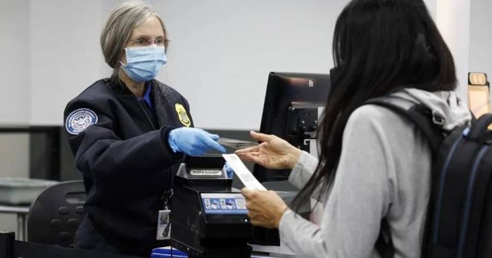 Suspende solicitudes de inmigración de países en la lista de prohibición de viajes