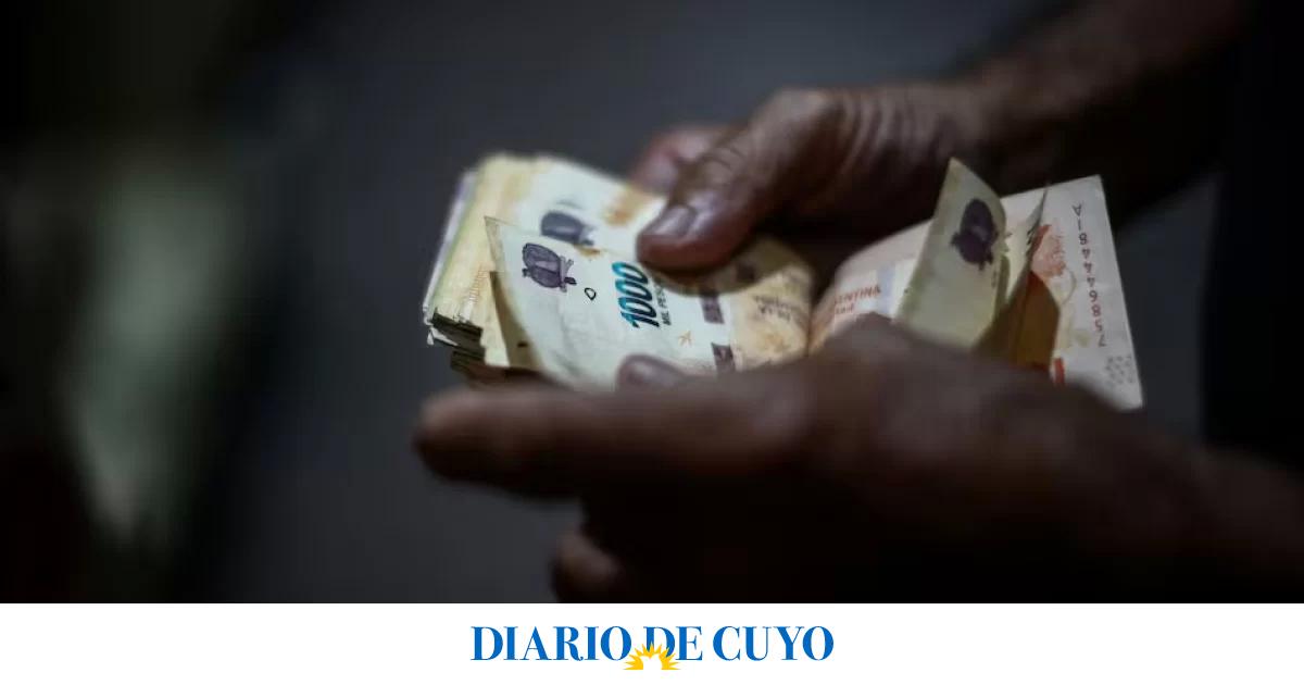 Oficializaron el nuevo salario mínimo en Argentina: cuánto se cobrará hasta agosto 2026