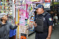Casi 300 elementos de seguridad resguardan a visitantes y comerciantes del Tianguis Navideño de Jardines de Morelos, Edomex