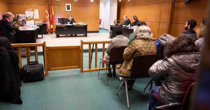 Absueltos 21 antiabortistas que rezaban frente a una clínica de Vitoria