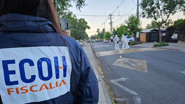 Hombre es baleado en la vía pública de La Reina: Sujetos le dispararon tras descender de auto