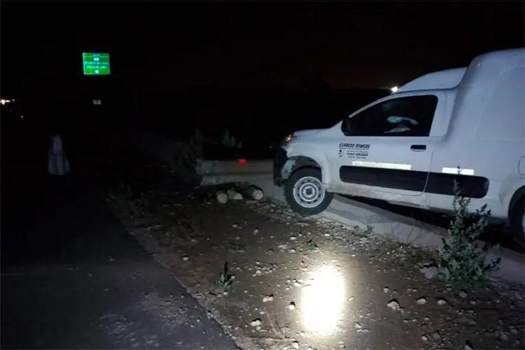 Repartidor de paquetería evitó un animal en Ruta 18 y terminó sobre el guardarrail