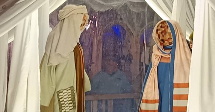 El principal Belén de Bruselas oculta el rostro de la Sagrada Familia con retales para hacerlo «inclusivo»