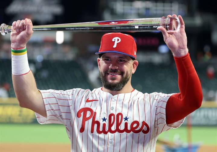 Kyle Schwarber headed back to Philadelphia on $150 million deal