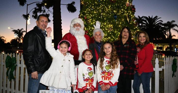 Santa Maria Christmas tree lit in ceremony including carolers, Santa, city officials