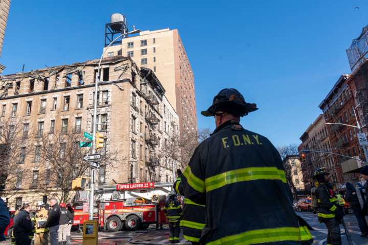 Al menos tres heridos leves en un grave incendio en edificio de viviendas de Nueva York
