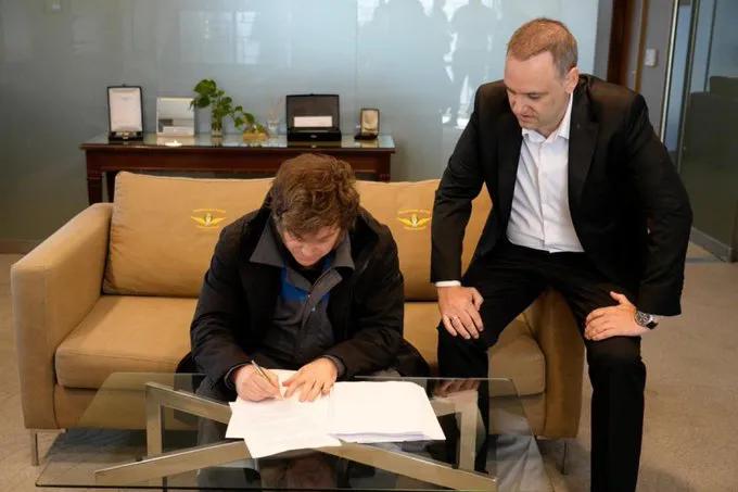 De vuelta de su viaje por Noruega, Milei firmó el proyecto de reforma laboral que enviará al Congreso