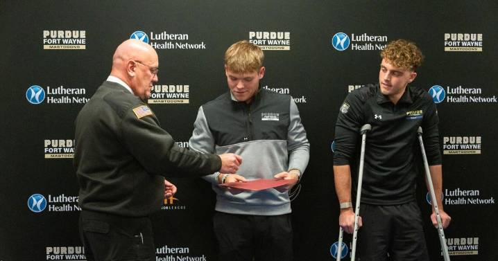 Purdue Fort Wayne students awarded for rescuing man from pond