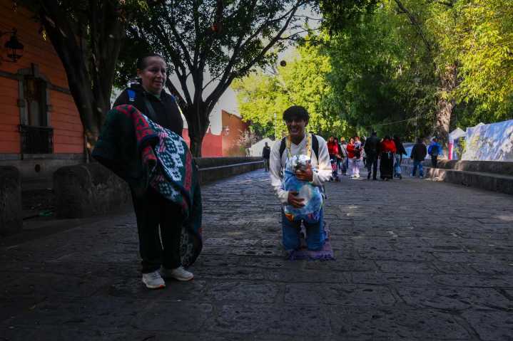 Peregrinos recorren la Calzada San Diego rumbo al Santuario de Guadalupe
