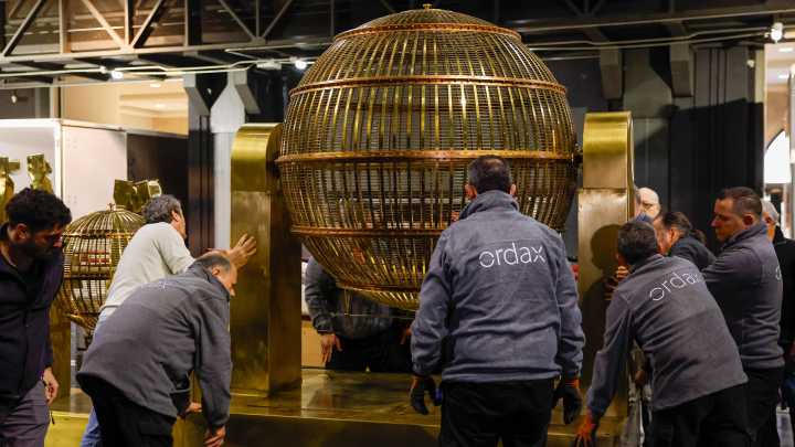 Ilusión tras el telón: así se prepara en el Teatro Real el gran desembarco del Sorteo de la Lotería de Navidad 2025