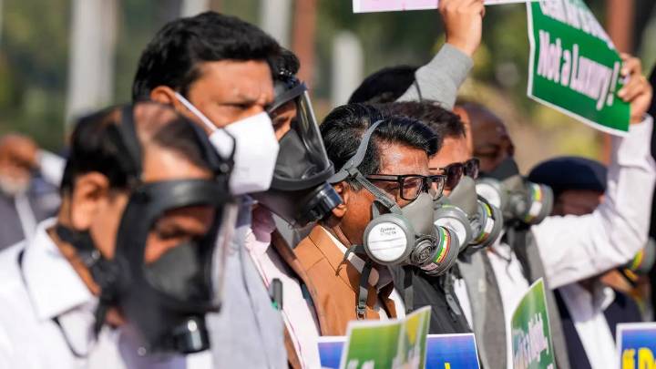 Opposition MPs protest outside Parliament over rising air pollution in Delhi