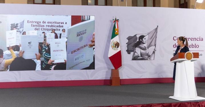 Sheinbaum entrega escrituras a familias reubicadas del Chiquihuite tras deslizamiento de 2021