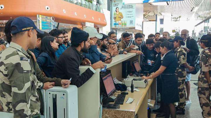 Govt asks IndiGo to complete refund process for cancelled flights by Sunday evening