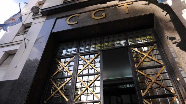 Javier Milei firmó la reforma laboral y dejó afuera cambios en las cajas sindicales para descomprimir la tensión con la CGT