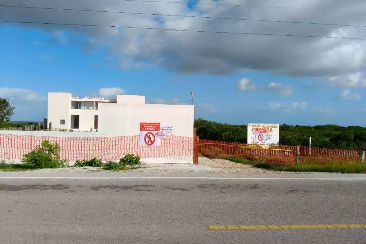 Frenan construcción de condominios que bloquearían accesos a la playa en Yobaín