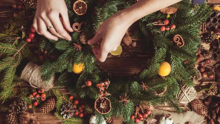 Cómo hacer coronas de flores para esta Navidad: "No hace falta experiencia"