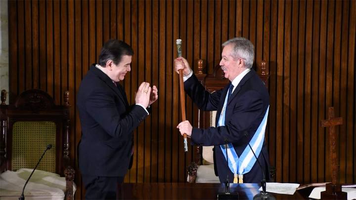 Así fue la entrega de los atributos y la asunción de Elías Suárez como nuevo gobernador de Santiago del Estero