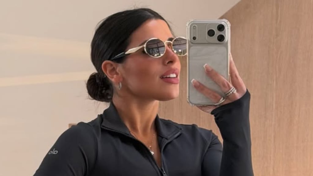 Valentina Cervantes volvió a Londres y posó con accesorios de lujo: cartera Hermés y gorro de lana Chanel