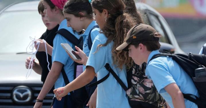 Australia exige a redes sociales que reporten avances en veto de cuentas a menores de 16 años