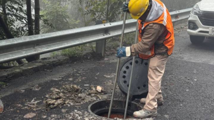 AyD destapa 3 alcantarillas en San Pedro; tenían desde preservativos hasta aceite de cocina