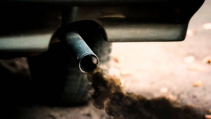 Qué significa que el humo del escape del auto salga negro y por qué es un problema