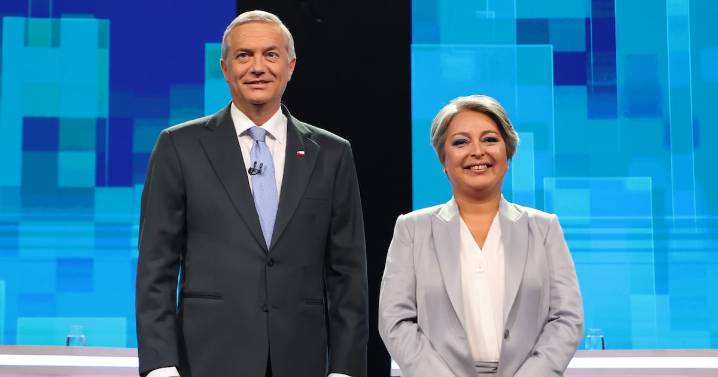 Kast plantea que en su programa no se menciona la revisión de las 40 horas para las pymes: falso ❌