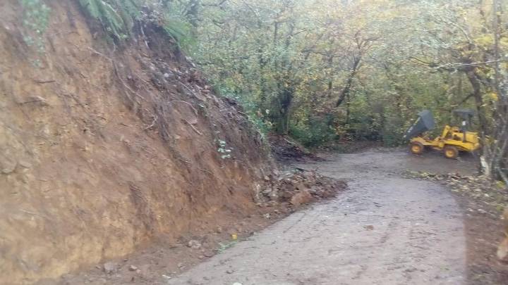 El cementerio de Tebongo estrena accesos: más espacio para maniobrar y un aparcamiento en condiciones