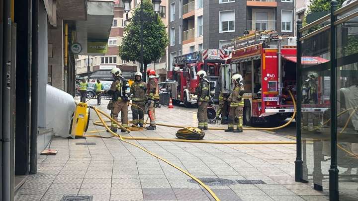 Heridas por inhalación de humo una mujer y su bebé en el incendio de un piso de Oviedo