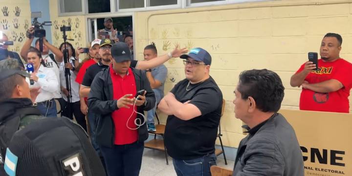 Observadores internacionales fueron expulsados de un centro de votación en Honduras por colectivos afines al partido oficialista