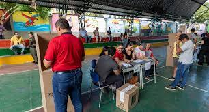 La consulta o la encuesta ¿cuál debe ser el mecanismo más apropiado con el cual los partidos o movimientos van a elegir a sus candidatos?