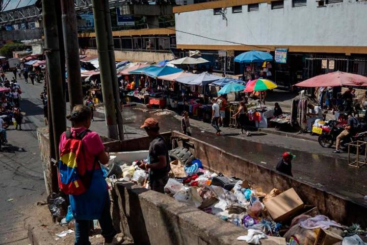 Entre la crisis económica, presión externa y el espejismo político, por Stalin González