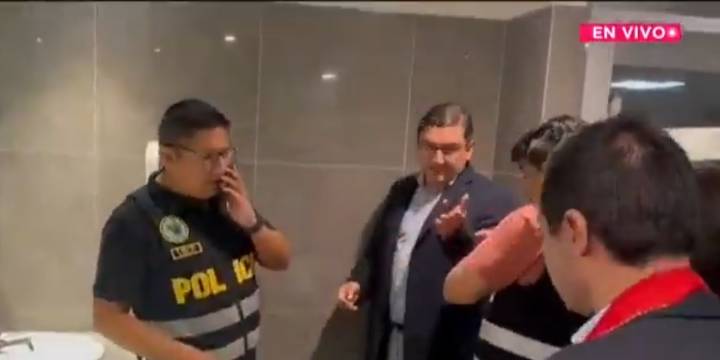 Fiscal Henry Amenábar, detenido en un baño con coima en dólares, participó en operativo para arrestar a Alan García en 2019