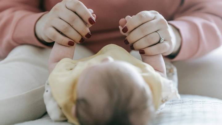 Unos padres salvan la vida a su bebé de un mes en Canarias gracias a los consejos por teléfono de un enfermero