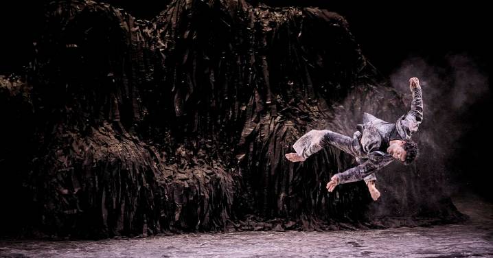 La compañía Baro d’evel se enfrenta a la catástrofe ecológica y el fascismo con un canto de libertad en 'Qui som?'