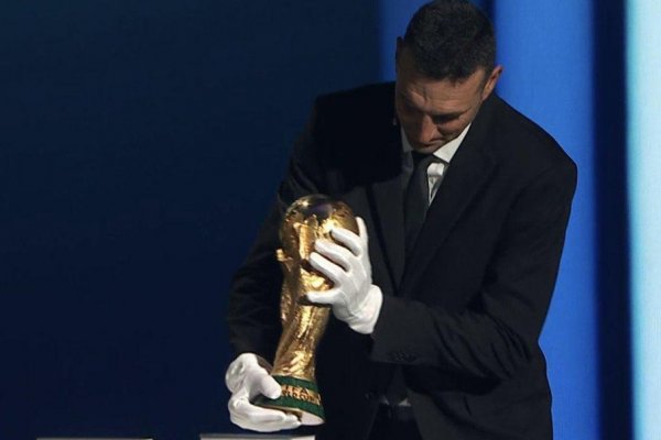 Scaloni entregó la Copa del Mundo en el sorteo en Estados Unidos