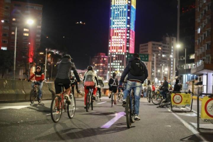 La Ciclovía Nocturna de Bogotá celebra su edición 48 hoy, 11 de diciembre
