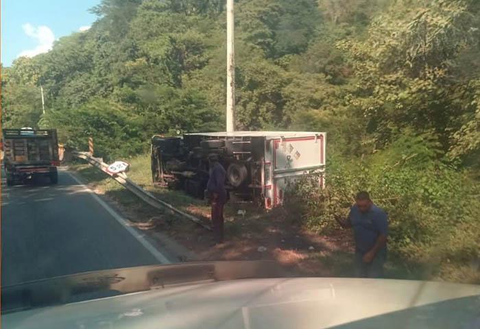 Furgón se volcó en la Troncal de Oriente: solo daños materiales