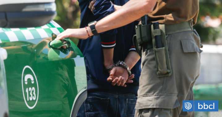 Detienen a hombre que intentó chocar vehículo policial en Valdivia: estaba ebrio y portaba un cuchillo