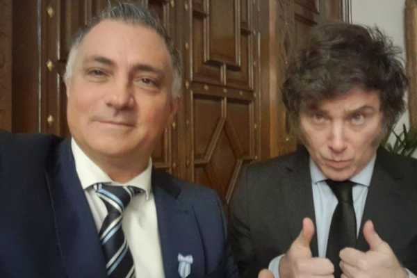 Como "Un tiro en el pie" compara Kicillof al negacionismo de la gestión Milei sobre la deuda de PBA