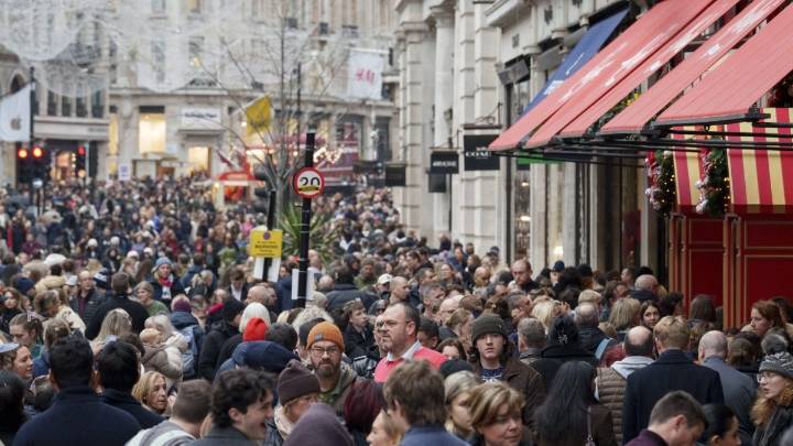 Crime gangs target Christmas shoppers and deliveries - with one offence every minute