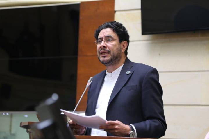 Iván Cepeda lidera encuesta presidencial hecha por Invamer