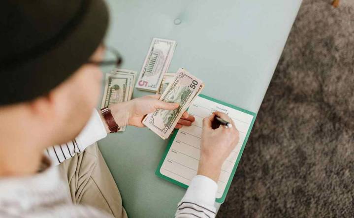 Proponen incluir educación financiera en escuelas