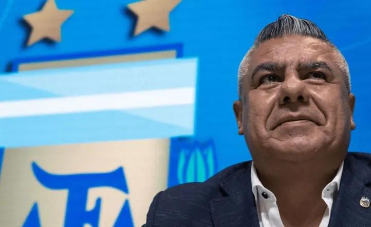 Tras los allanamientos, el financista cercano a “Chiqui” Tapia le entregó su celular a la Justicia