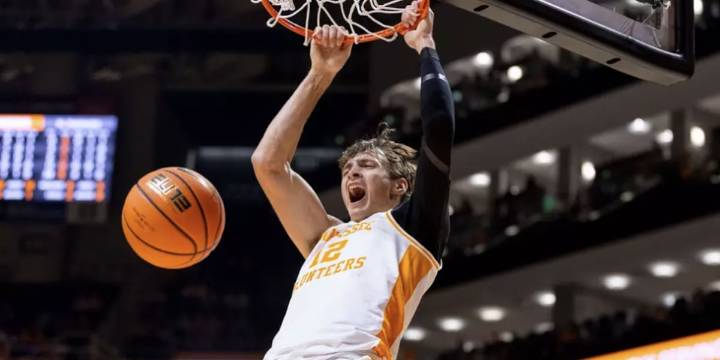 Tennessee forward Cade Phillips to undergo season-ending surgery, report says