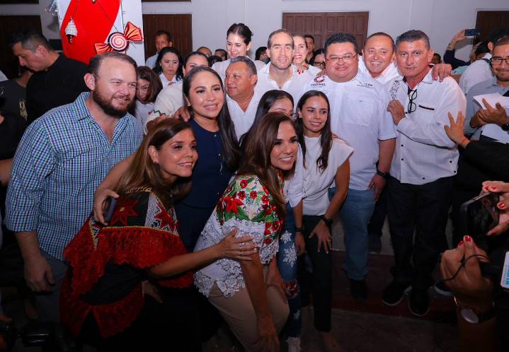 En unidad, Ana Paty Peralta y Mara Lezama celebran la temporada navideña en Chetumal
