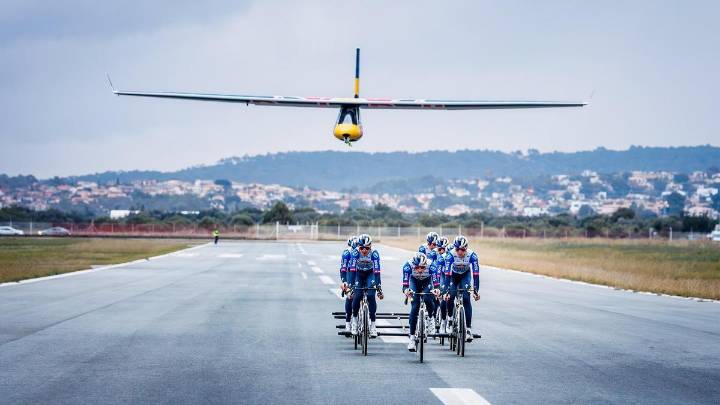 Ciclistas del Red Bull remolcan y lanzan al aire una avioneta en Mallorca